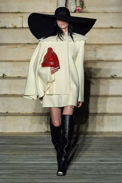 Look 60